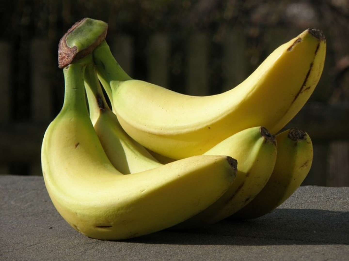 Banán je dostupný všeliek
